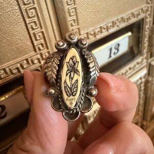 Vintage Sterling Silver & Cream Floral Ring